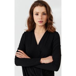 Simple - Bluzka. Czarne bez kategorii marki Simple, z elastanu, casualowe. W wyprzedaży za 179,90 zł.