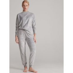 Pluszowa piżama ze spodniami - Jasny szary. Szare piżamy damskie Reserved, xl, bez wzorów, bez rękawów. W wyprzedaży za 79,99 zł.