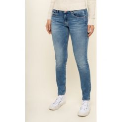 Jeansy Skinny Fit Tommy Jeans Scarlett DW0DW07485. Niebieskie jeansy damskie Tommy Jeans. W wyprzedaży za 359,00 zł.