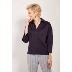Bluzka w kolorze czarnym. Czarne bluzki damskie Bessa, Moonlight, bez wzorów, z klasycznym kołnierzykiem, bez rękawów. W wyprzedaży za 124,95 zł.