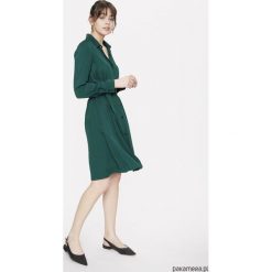 Zielona sukienka koszulowa. Zielone sukienki damskie Pakamera, w paski, z koszulowym kołnierzykiem, bez rękawów, midi, rozkloszowane. Za 299,00 zł.