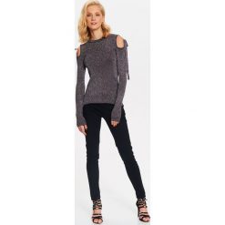 SWETER DAMSKI COLD SHOULDER Z WIĄZANIAMI. Czarne swetry klasyczne damskie marki Top Secret, na zimę, z dzianiny, eleganckie, z kokardą. W wyprzedaży za 24,99 zł.