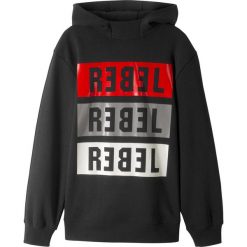 Bluza z kapturem bonprix czarny. Czarne bluzy chłopięce bonprix, z nadrukiem, bez rękawów, z kapturem. Za 54,99 zł.