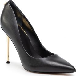 Szpilki GUESS - Odela FL8ODE LEA08 BLACK. Czarne półbuty damskie Guess, z aplikacjami, ze skóry ekologicznej, bez obcasa, na obcasie, bez zapięcia. W wyprzedaży za 559,00 zł.