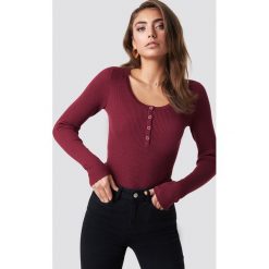Pamela x NA-KD Sweter z guzikami - Red. Czerwone swetry klasyczne damskie Pamela x NA-KD, z materiału, z okrągłym kołnierzem. Za 141,95 zł.