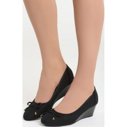 Czarne Koturny Tantalizing. Czarne czółenka damskie marki Born2be, z okrągłym noskiem, na koturnie. Za 69,99 zł.