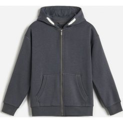 Bluza dresowa z kapturem -. Bluzy męskie Reserved, bez wzorów, z dresówki, z kapturem, bez rękawów, z kapturem. Za 49,99 zł.