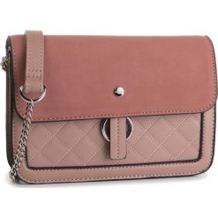 Torebka MONNARI - BAG6940-026 Light Pink. Różowe listonoszki damskie Monnari, bez wzorów, ze skóry ekologicznej, wizytowe, bez dodatków. W wyprzedaży za 109,00 zł.