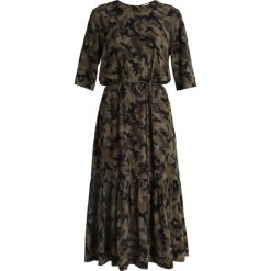 JUST FEMALE NAILA DRESS Długa sukienka dark green. Zielone długie sukienki marki JUST FEMALE, m, z materiału, z długim rękawem. Za 609,00 zł.