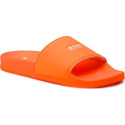 Klapki MSGM - Micro Logo Pool Slide 2642MDS15208 732 09 Pomarańczowy. Pomarańczowe klapki damskie MSGM, bez wzorów, ze skóry ekologicznej, bez obcasa. W wyprzedaży za 289,00 zł.