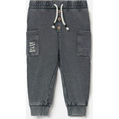 Bawełniane joggery - Szary. Szare spodnie męskie Reserved, bez wzorów, z bawełny. Za 45,99 zł.
