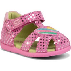 Sandały AGATHA RUIZ DE LA PRADA - 202904 Rosy Y Estrellas. Różowe sandały dziewczęce Agatha Ruiz de la Prada, z zamszu, bez zapięcia. Za 249,00 zł.