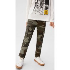 Mango Kids - Spodnie dziecięce Camou 110-164 cm. Żółte spodnie chłopięce Mango Kids, bez wzorów, z elastanu. Za 99,90 zł.