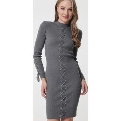Ciemnoszara Sukienka Lidcombe. Szare sukienki damskie Born2be, na imprezę, s, bez wzorów, z dzianiny, ze stójką, z długim rękawem, długie, mini. Za 109,99 zł.