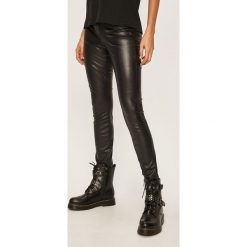Jacqueline de Yong - Legginsy. Czarne spodnie damskie Jacqueline de Yong, bez wzorów, ze skóry. W wyprzedaży za 119,90 zł.