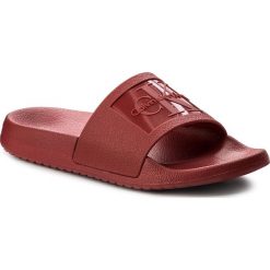 Klapki CALVIN KLEIN JEANS - Christie R8837 Dark Red. Czerwone klapki damskie Calvin Klein Jeans, w paski, z jeansu, bez obcasa. W wyprzedaży za 189,00 zł.
