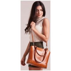 ROVICKY TOREBKA DAMSKA NA RAMIĘ SKÓRA NATURALNA. Szare torebki klasyczne damskie ROVICKY, w paski, ze skóry, eleganckie, na ramię, średnie, bez dodatków. Za 279,90 zł.