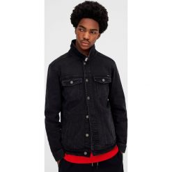 Czarna kurtka jeansowa z efektem sprania. Czarne kurtki męskie jeansowe marki Pull&Bear, m. Za 119,00 zł.