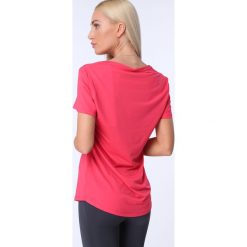 T-shirt luźny fason fuksja MR16618. Czerwone t-shirty damskie Fasardi, l. Za 39,00 zł.