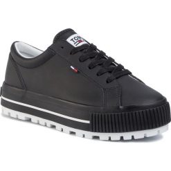 Sneakersy TOMMY JEANS - Lowtop Cleated Sneaker EN0EN00648 Black 990. Czarne półbuty damskie Tommy Jeans, z jeansu. W wyprzedaży za 319,00 zł.