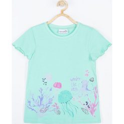 Coccodrillo - T-shirt dziecięcy 92-122 cm. Zielone bluzki dziewczęce COCCODRILLO, z nadrukiem, z elastanu, z okrągłym kołnierzem, z krótkim rękawem, krótkie, bez kaptura. W wyprzedaży za 25,90 zł.