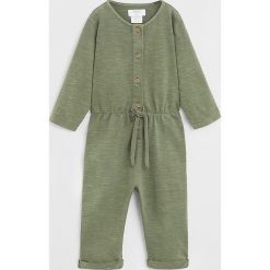 Mango Kids - Kombinezon dziecięcy Kioto 80-104 cm. Żółte kombinezony dziewczęce Mango Kids, bez wzorów, z bawełny, z długim rękawem, długie. Za 59,90 zł.