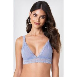 Andrea Hedenstedt x NA-KD Biustonosz z szerokim paskiem - Blue. Niebieskie biustonosze marki Andrea Hedenstedt x NA-KD, z koronki. W wyprzedaży za 24,28 zł.