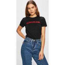 Calvin Klein Jeans - Top. Białe bluzki damskie Calvin Klein Jeans, s, z nadrukiem, z bawełny, z okrągłym kołnierzem. W wyprzedaży za 159,90 zł.