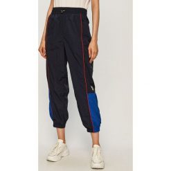 Levi's - Spodnie x Peanuts Simone. Niebieskie spodnie damskie Levi's®, s, bez wzorów, z tkaniny. W wyprzedaży za 319,90 zł.