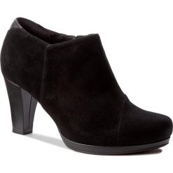Półbuty CLARKS - Chorus Jingle 261278484 Black Suede. Czarne półbuty damskie skórzane Clarks, na obcasie. W wyprzedaży za 279,00 zł.