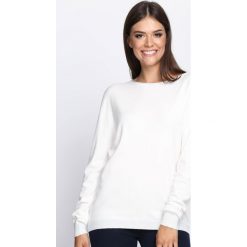 Biały Sweter Respectful. Białe swetry klasyczne damskie marki Born2be, l, z satyny, z dekoltem na plecach. Za 54,99 zł.