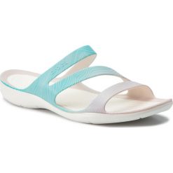 Klapki CROCS - Swiftwater Seasonal Sandal W 205637 Pool Ombre/White. Zielone klapki damskie Crocs, bez wzorów, z tworzywa sztucznego, bez obcasa. W wyprzedaży za 139,00 zł.