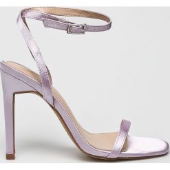 Public Desire - Sandały. Sandały damskie Public Desire, bez wzorów, ze skóry, bez obcasa, na obcasie, na klamry. W wyprzedaży za 49,90 zł.