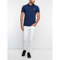 Jeansy Slim Fit Guess M92AN1 D3L40. Białe jeansy męskie Guess, m, z aplikacjami. W wyprzedaży za 259,00 zł.