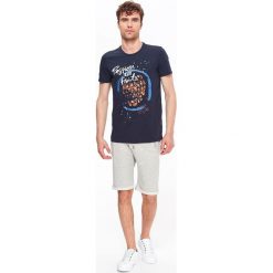 T-shirty męskie: T-SHIRT MĘSKI Z NADRUKIEM