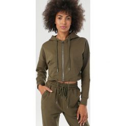 Zielona Bluza Ynisevera. Zielone bluzy damskie Born2be, s, bez wzorów, bez rękawów, bez kaptura. Za 109,99 zł.