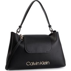 Torebka CALVIN KLEIN - Dressed Up Top Handle K60K605395 001. Czarne topy damskie Calvin Klein, bez wzorów, ze skóry ekologicznej, z klasycznym kołnierzykiem. Za 699,00 zł.