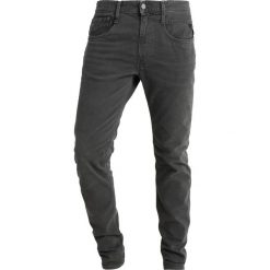 Replay ANBASS Jeansy Slim Fit black denim. Niebieskie rurki męskie marki Replay. Za 579,00 zł.