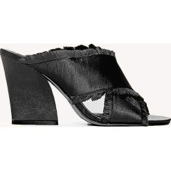 Klapki damskie: NA-KD Shoes Satynowe klapki na obcasie Cross – Black