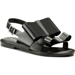 Sandały MELISSA - Calssy II Ad 32258 Black 01003. Czarne klapki damskie Melissa, z aplikacjami, z tworzywa sztucznego, bez obcasa, na obcasie. W wyprzedaży za 189,00 zł.