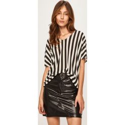 Answear - T-shirt. Czarne bluzki damskie ANSWEAR, s, bez wzorów, z dzianiny, z okrągłym kołnierzem, z krótkim rękawem. Za 49,90 zł.