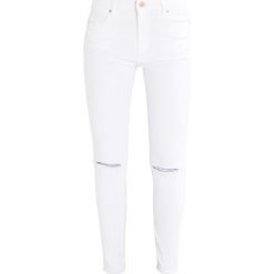 Warehouse Jeansy Slim Fit white. Białe rurki damskie Warehouse. W wyprzedaży za 137,40 zł.
