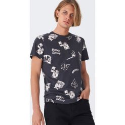 T-shirt z nadrukiem all over - Szary. Szare t-shirty męskie House, s, z nadrukiem, bez kołnierzyka. Za 49,99 zł.