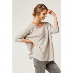 Sweter w kolorze beżowym. Brązowe bez kategorii SCUI, z okrągłym kołnierzem. W wyprzedaży za 139,95 zł.