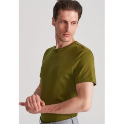 Gladki T-shirt basic - Khaki. Brązowe t-shirty męskie Reserved, s, bez wzorów, bez kołnierzyka. Za 49,99 zł.