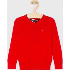 Tommy Hilfiger - Sweter dziecięcy 104-176 cm. Czerwone swetry chłopięce TOMMY HILFIGER, bez wzorów, z bawełny, bez kołnierzyka. Za 269,90 zł.