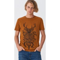 T-shirt z nadrukiem - Brązowy. Pomarańczowe t-shirty męskie House, s, z nadrukiem, bez kołnierzyka. Za 39,99 zł.