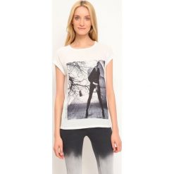 T-shirt krótki rękaw damski z nadrukiem. Białe t-shirty damskie Top Secret, z nadrukiem, bez kołnierzyka. W wyprzedaży za 19,99 zł.