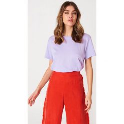 NA-KD Basic T-shirt oversize - Purple. Fioletowe t-shirty damskie marki NA-KD Basic, bez wzorów, z bawełny, bez kołnierzyka. W wyprzedaży za 26,47 zł.