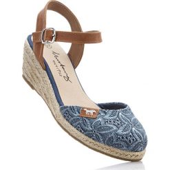 Espadryle na koturnie Mustang bonprix niebieski. Niebieskie czółenka z paskami marki bonprix, w paski, z koronki, na koturnie. Za 149,99 zł.